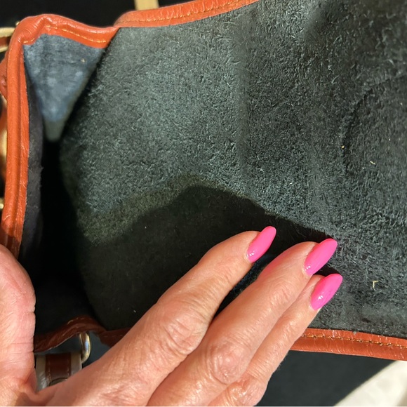 Elegant Cream and Brown Leather Crossbody Bag - Picture 9 of 16